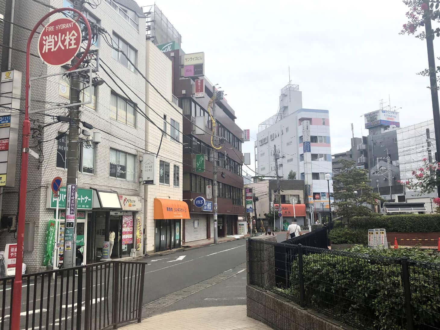 道なりに進むと左手に茶色の建物が見えますので、建物内に入り1階の受付電話でお呼び出し下さい。