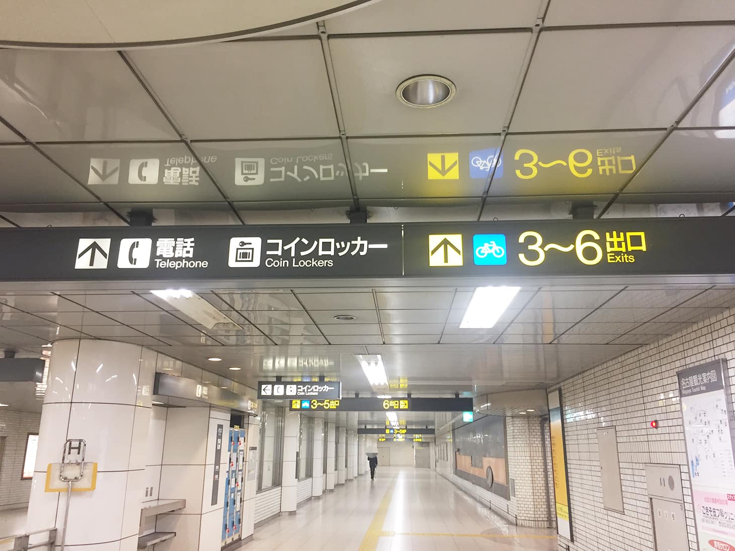 左方向に進むと、このような風景が見えます。そのまま奥に向かってまっすぐ進みます。