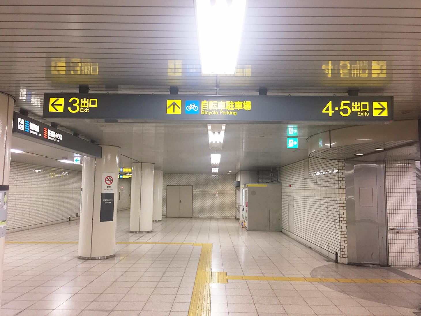 左側が3番出口、右側が4・5番出口方面です。右側の4・5番出口方面へ進んでください。