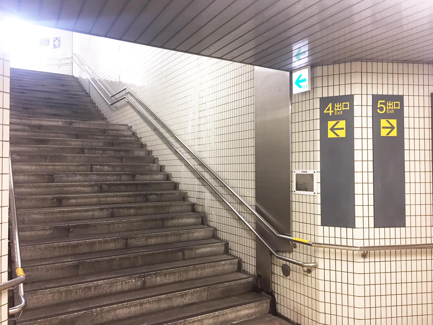 4番出口より、地上に上ります。
