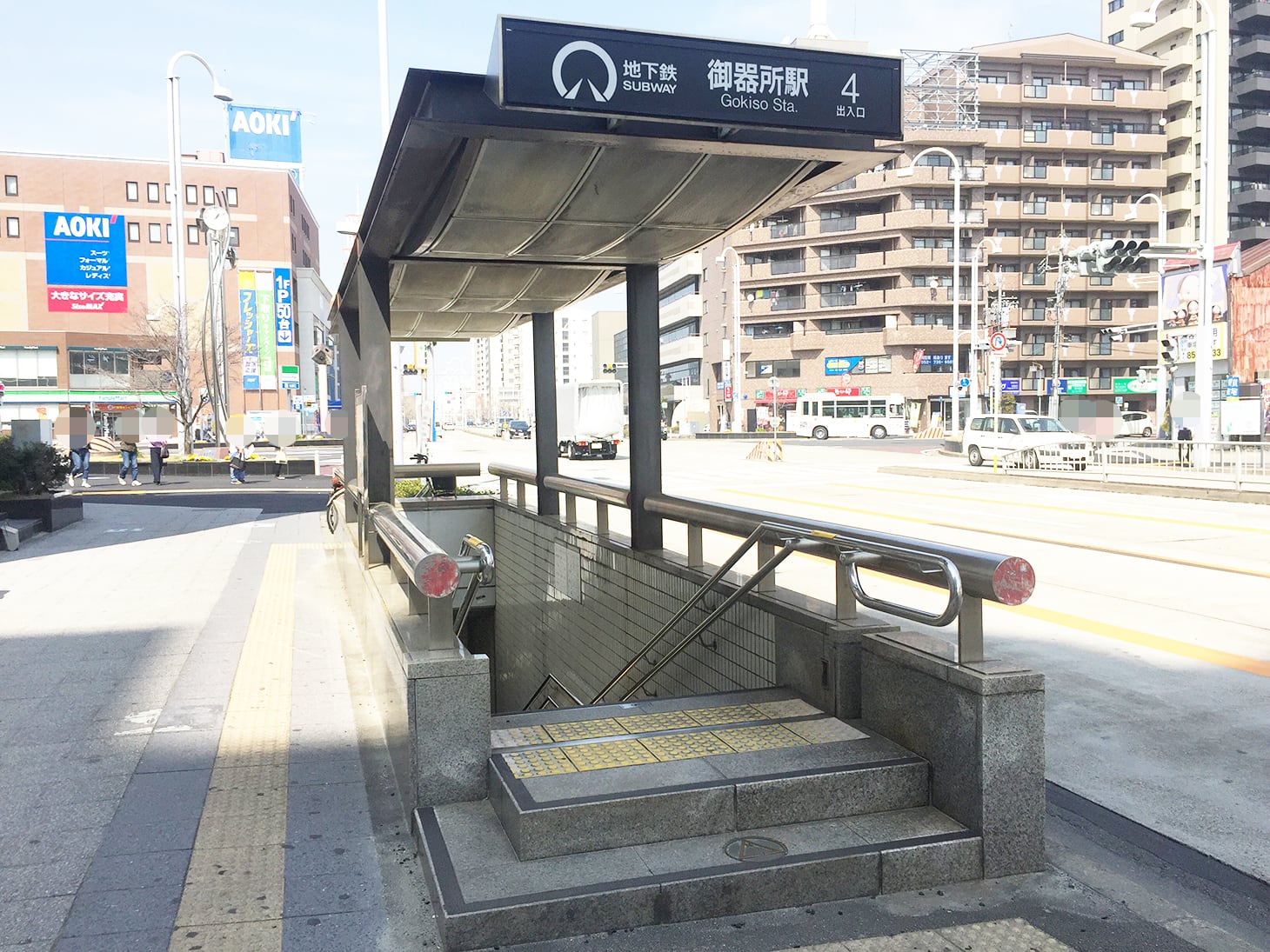 4番出口から地上に出たところです。