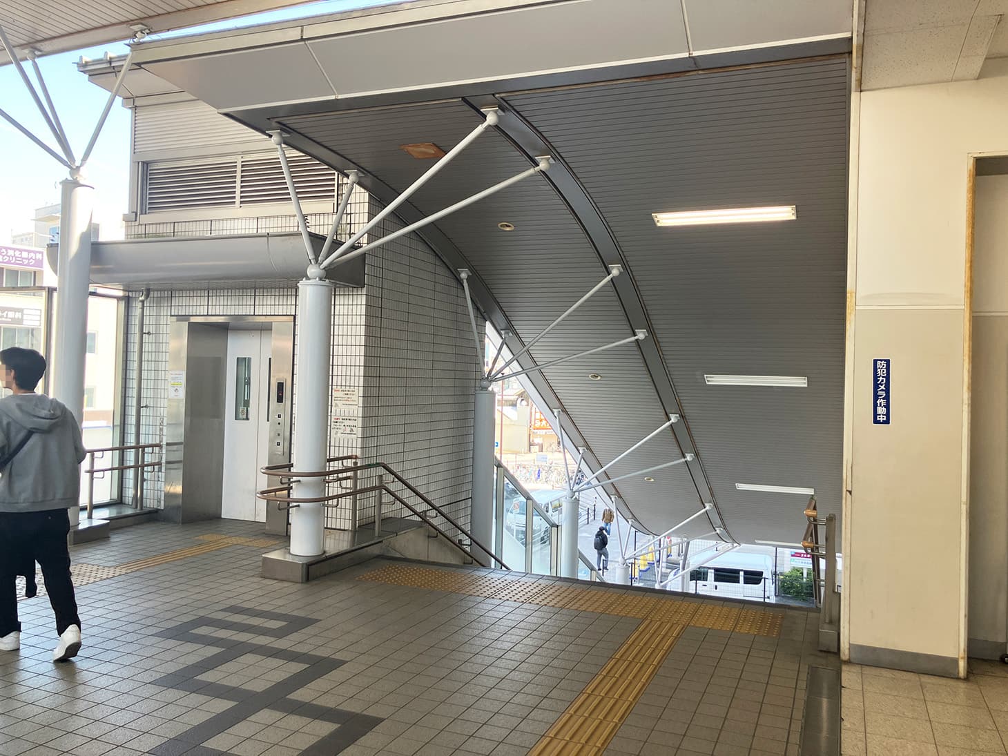 切符売り場の横の階段を降ります。		