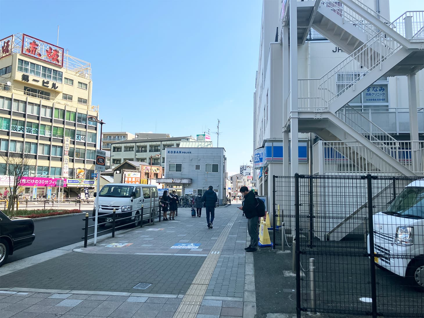 階段を降りたら、交番の方へ直進します。		