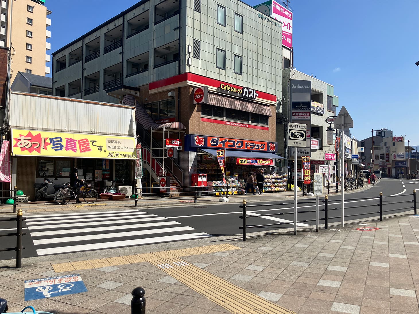 交番の先の横断歩道を渡り、右に曲がります。		