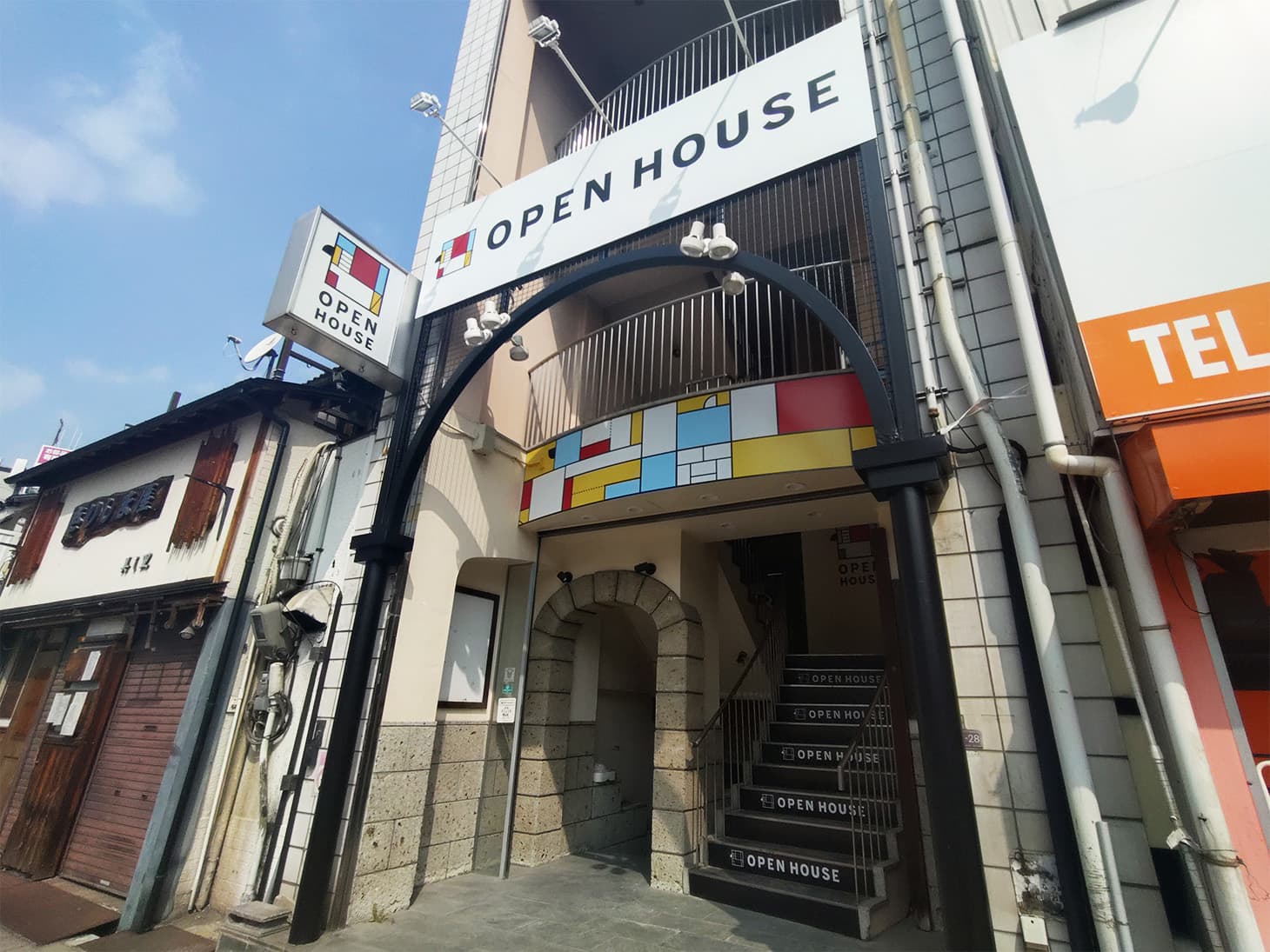 道なりに進むと、左手側に放出営業センターがございます。		