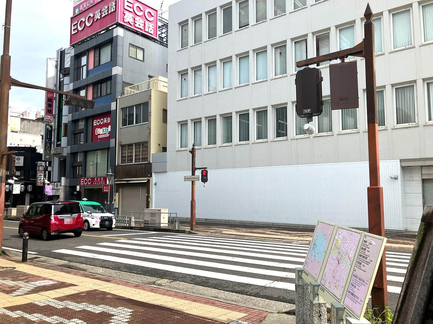 北出口を出たら、そのまま北に進み、東岡崎駅前通りの信号を渡り、左に曲がり東岡崎駅前通りを西方面に進んで下さい。