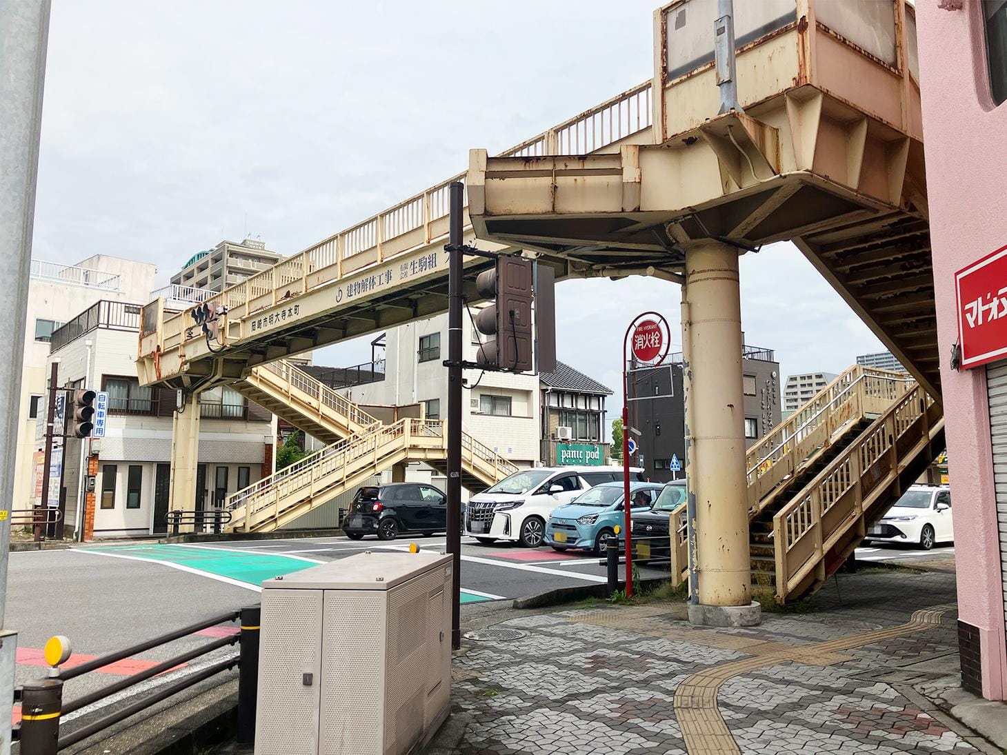 明大寺本町交差点の歩道橋を渡り、右手に曲がり、北方面に向かって進んで下さい。