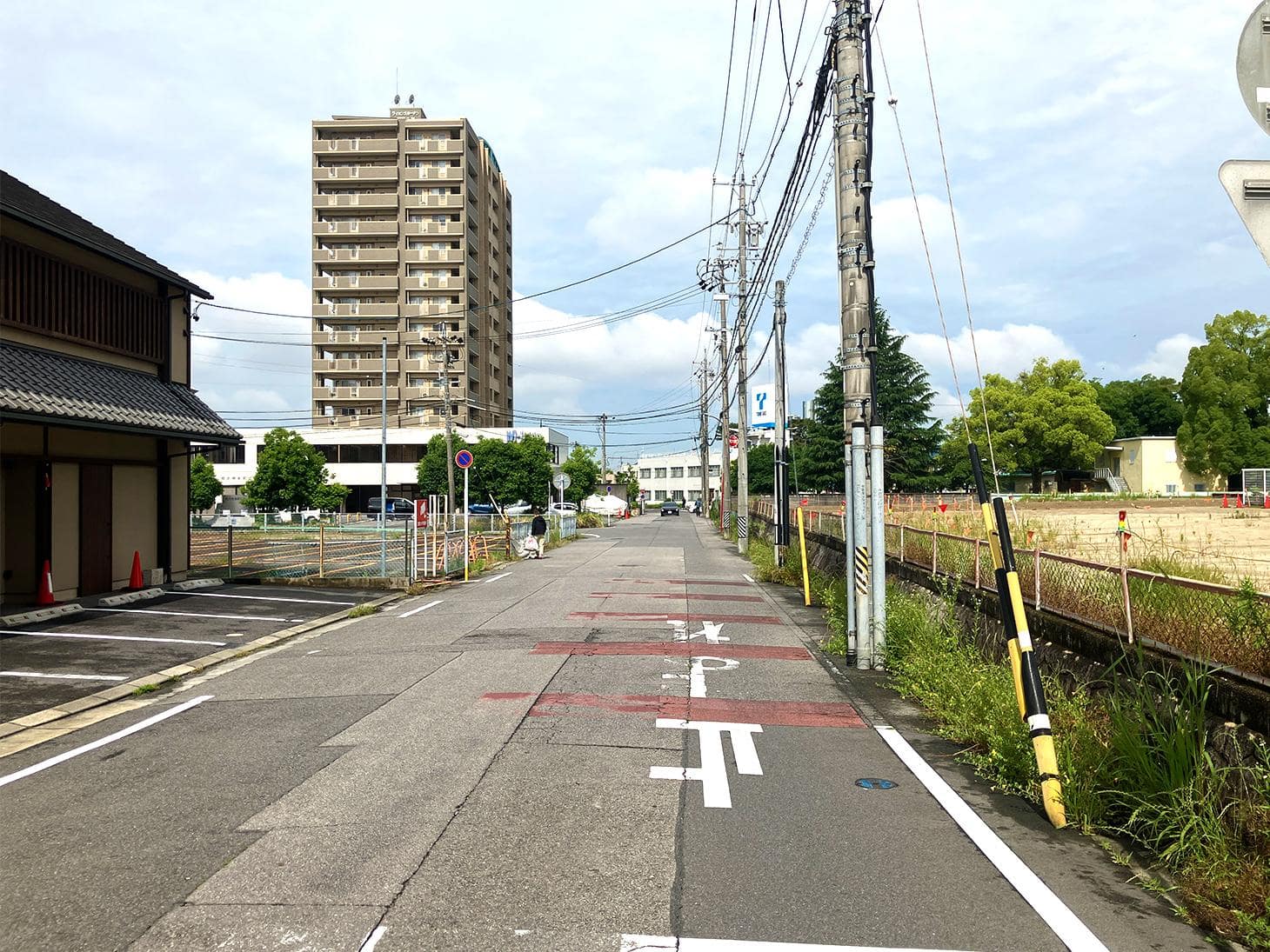 北に進んで、2本目の路地（右手に岡崎センタービルが見えます）を左に曲がってください。