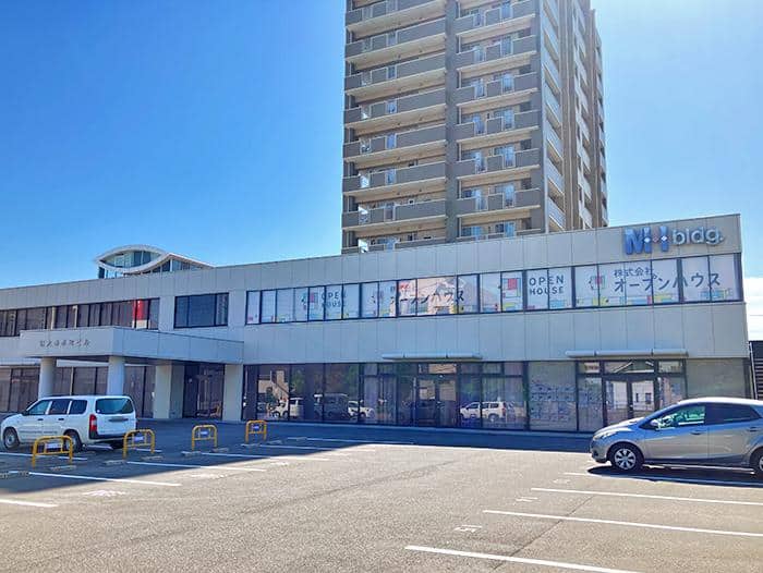 そのまま直進いただくと左手に明大寺本町ビルがございますので、正面玄関から入館いただき、2階までお越しください。