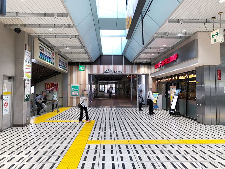 こちらの階段を、1階に降りてください。