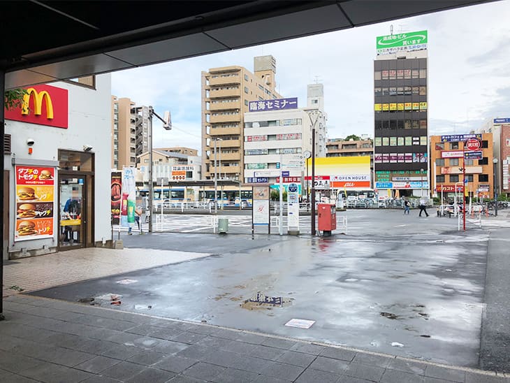 1階に降りると、マクドナルドやロータリーがあります。