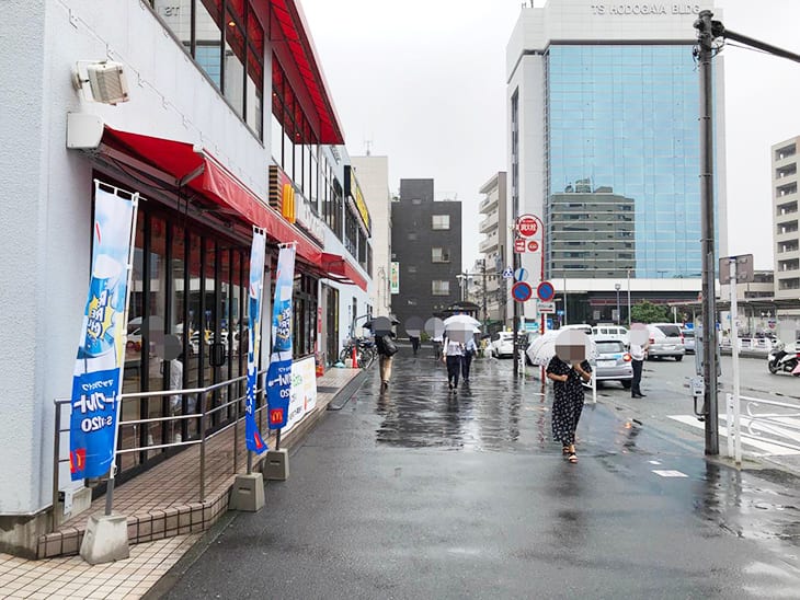 マクドナルドを左側に見ながら、まっすぐ進みます。