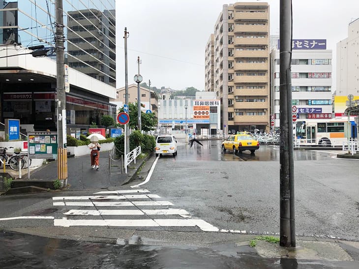 最初の角を右側に渡ります。前方にはローソンが見えます。