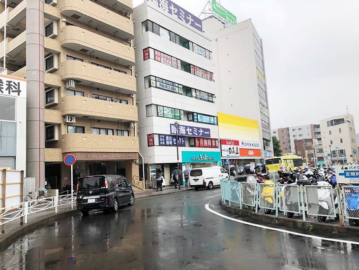 道なりに進むと左手にオープンハウスの看板が見えてきます。