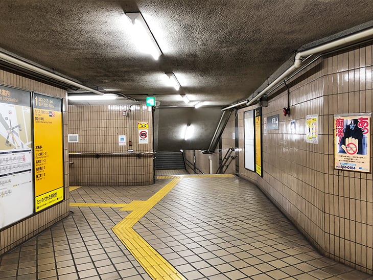 こちらの正面の出口より、地上に出てください。