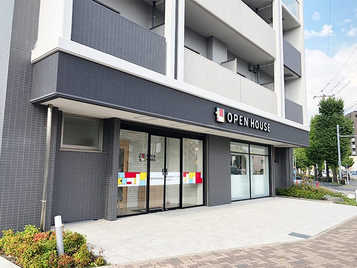 1階入口より、受付へお越しください。