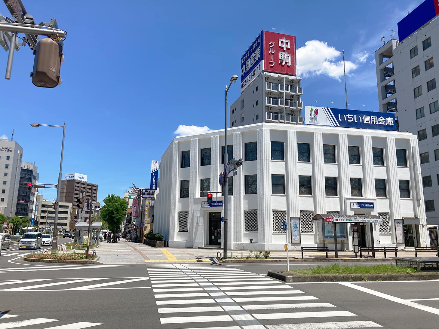 一宮駅東口正面のスクランブル交差点をわたりすぐ右に曲がってください。