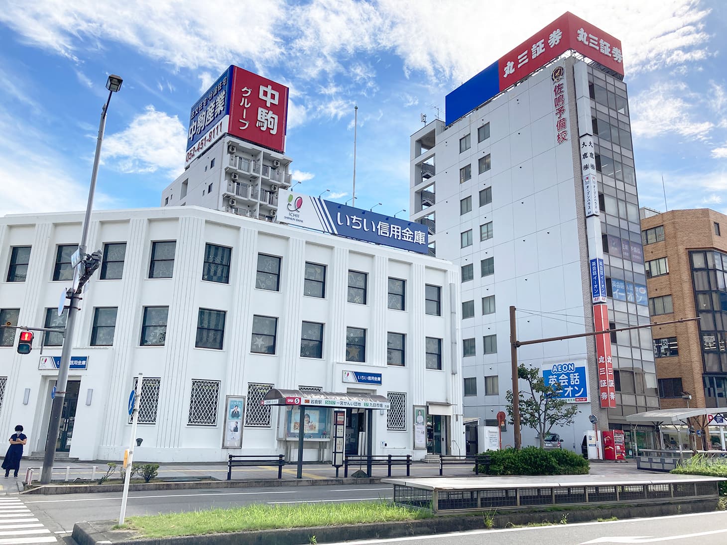 角から２つ目の9階建ての建物が栄ビルです。（地下駐車場入口が目の前にあるビルです）