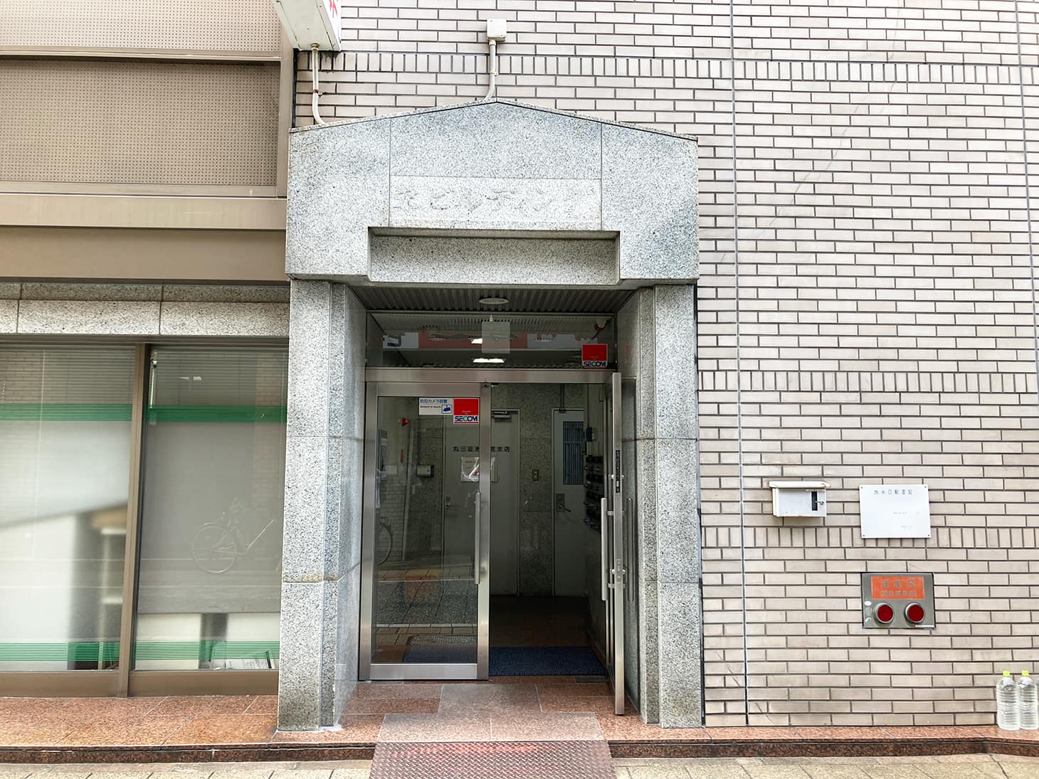 栄ビル正面の右手の路地を入っていただくとビルの入り口があります。
エレベーターで６階までお上がりください。