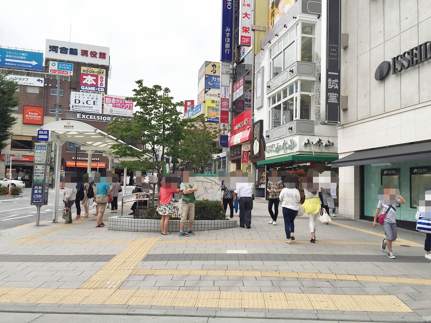 「自由が丘」駅の正面口を出ます。駅前には、ロータリーがあります。