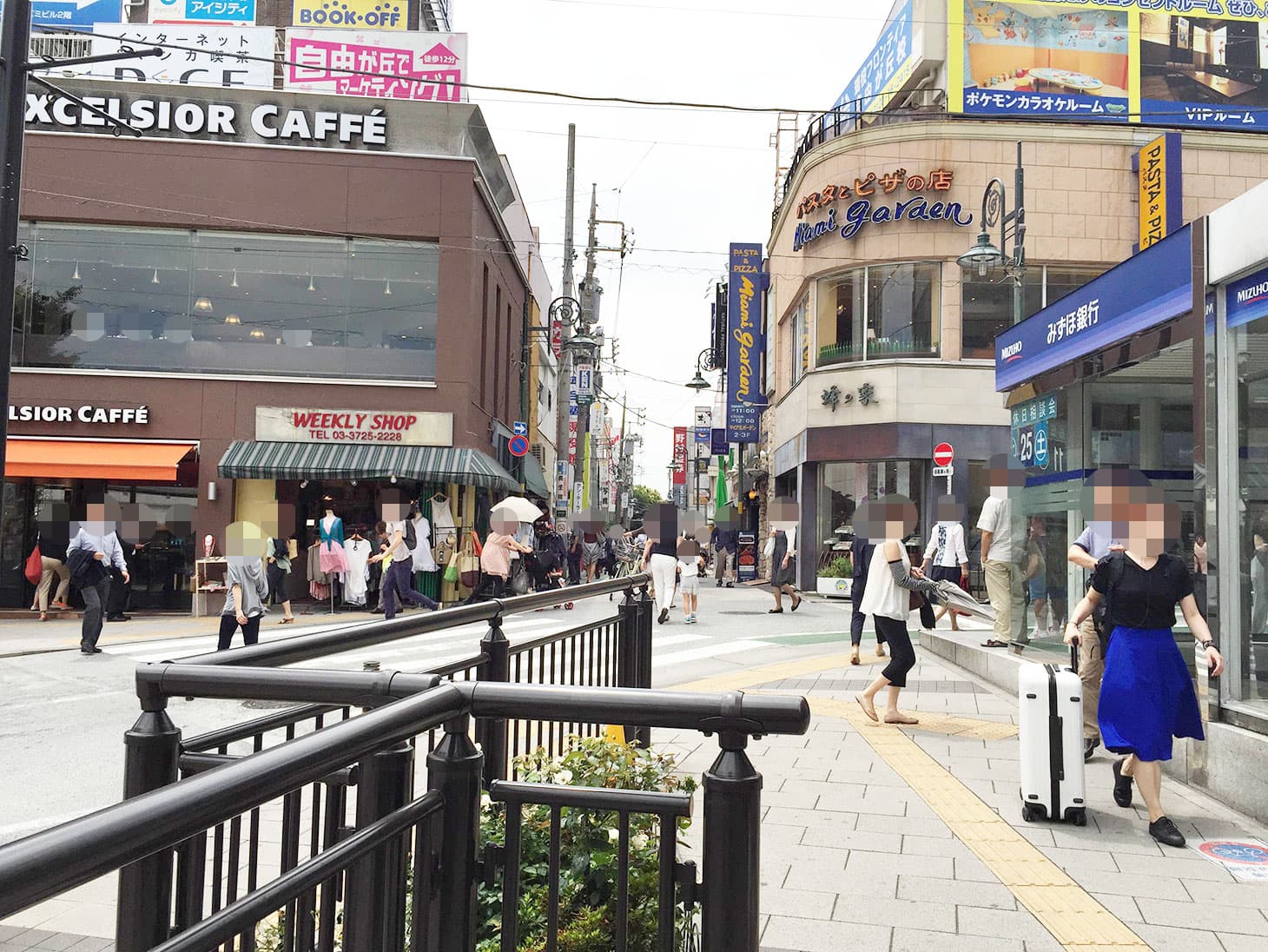 みずほ銀行やエクセルシオールカフェが見える、右手方向に進んでください。