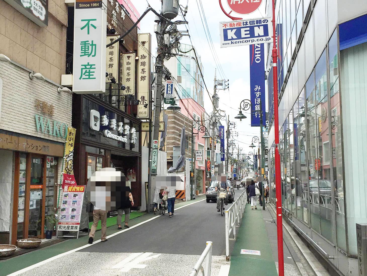 みずほ銀行を右手に見ながら、そのまままっすぐ進みます。このような風景が見えてきます。