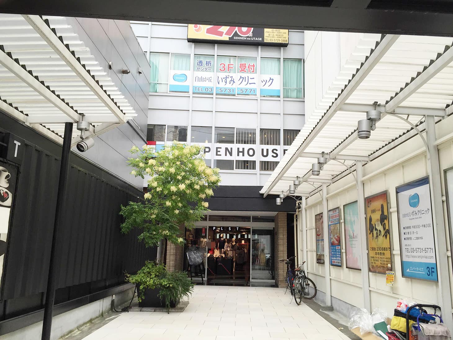 1階には、「PLST」が入っています。店舗には入らず、右手に進むとエレベーターが見えてきます。