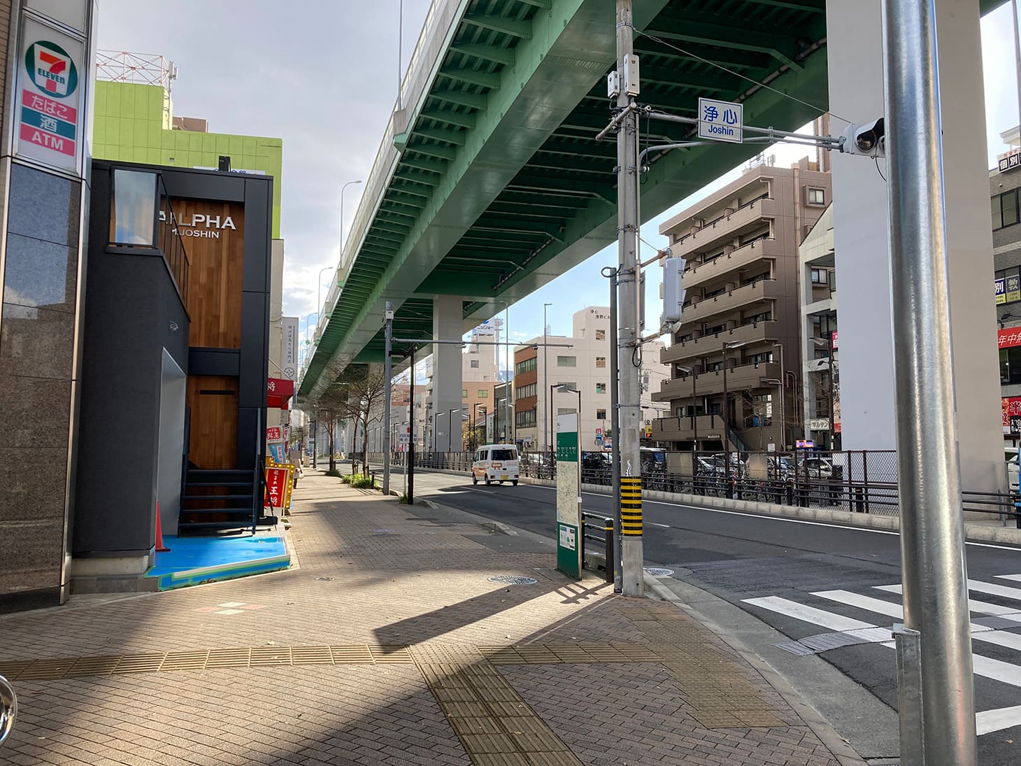 地上まで出ましたら、浄心交差点を右手に直進してください。