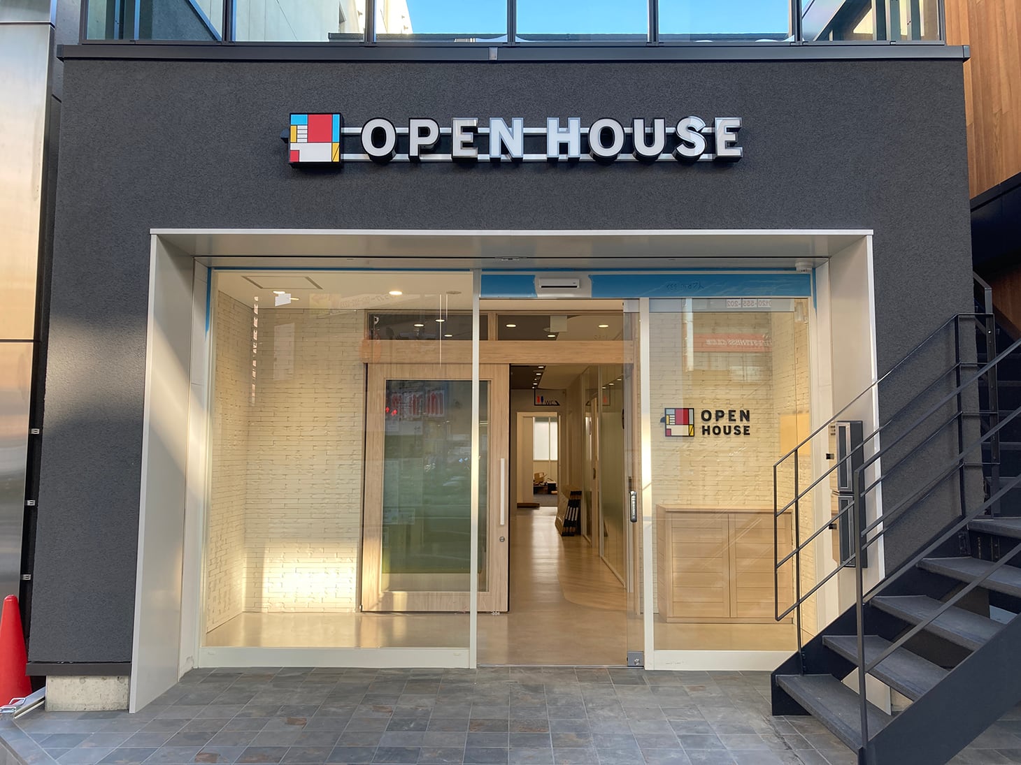 直進してすぐ左手にアルファ浄心が見えます。1Fが当社店舗です。