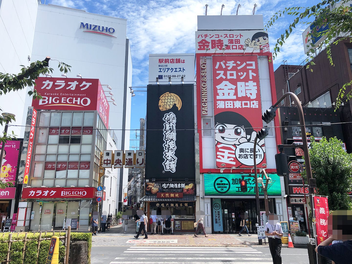 ロータリーの横断歩道を通過し、右折して下さい。