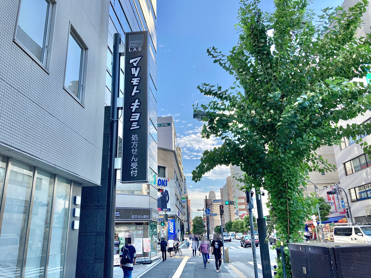 少し歩くと左手にマツモトキヨシが入ったビルが見えます。こちらの2階が当社です。