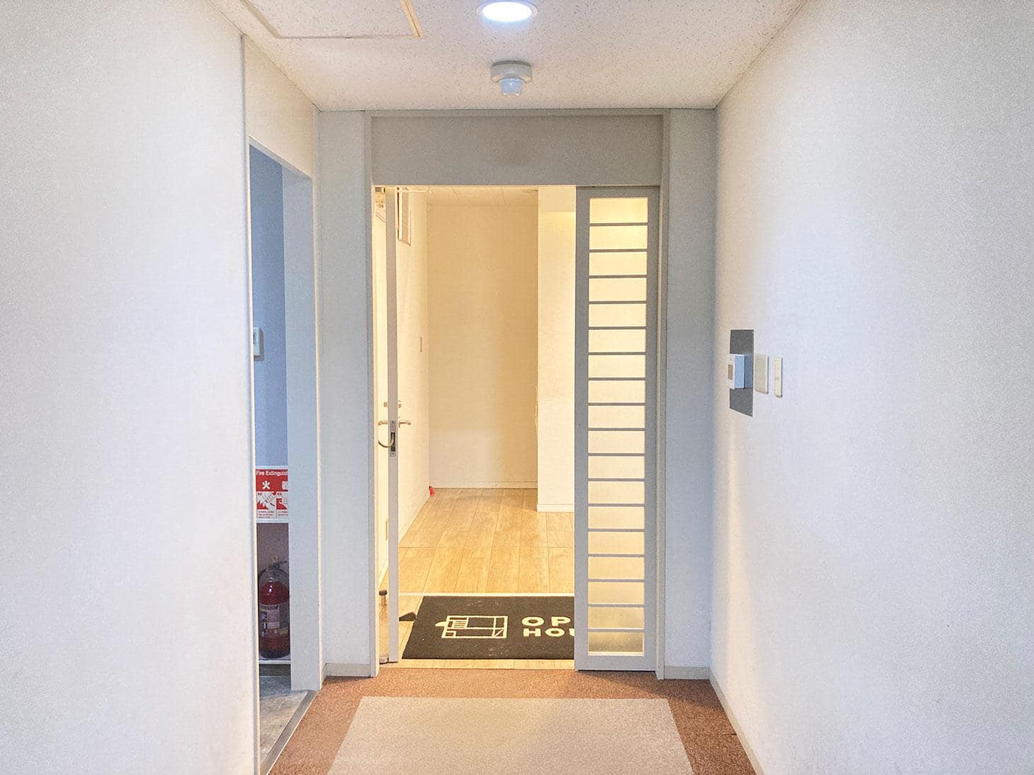 こちらの入り口からお入りください。