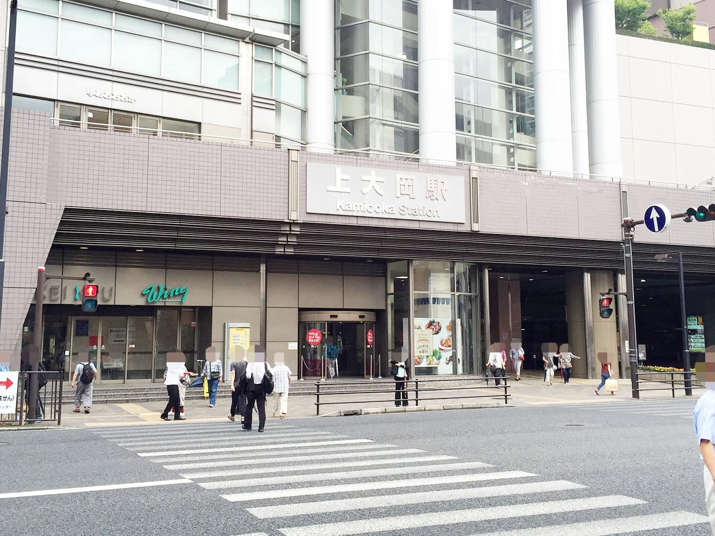 京急本線でお越しのお客様は、「上大岡駅」駅の西口に出てください。
