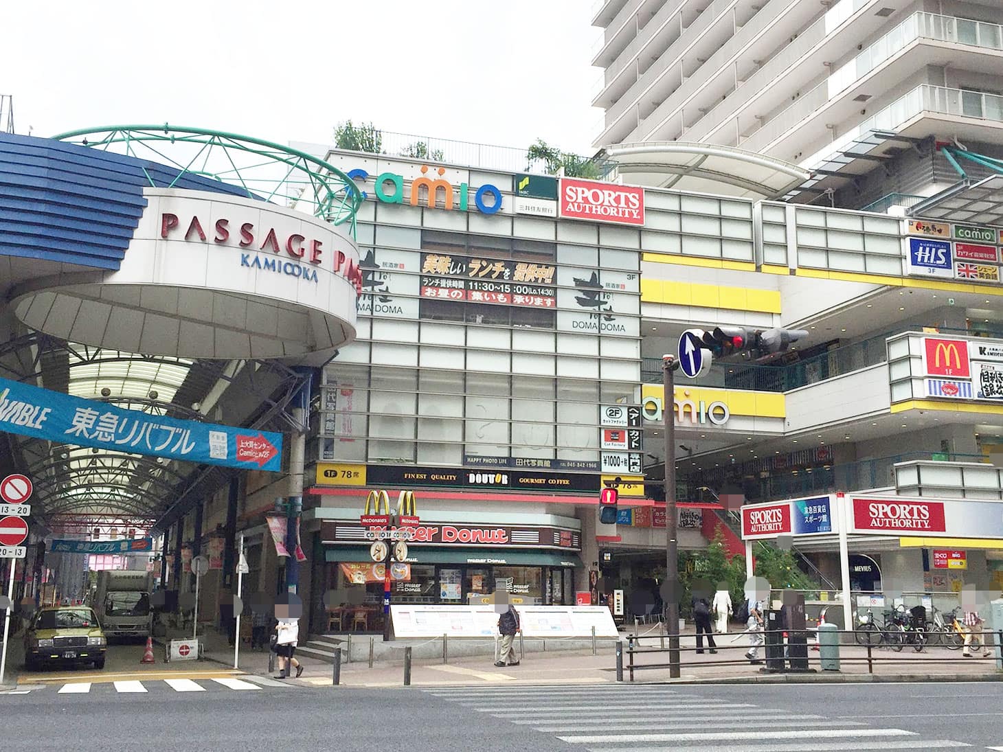 正面には、商店街やミスタードーナツが見えますが、こちら側へは渡らずに、左側に進みます。