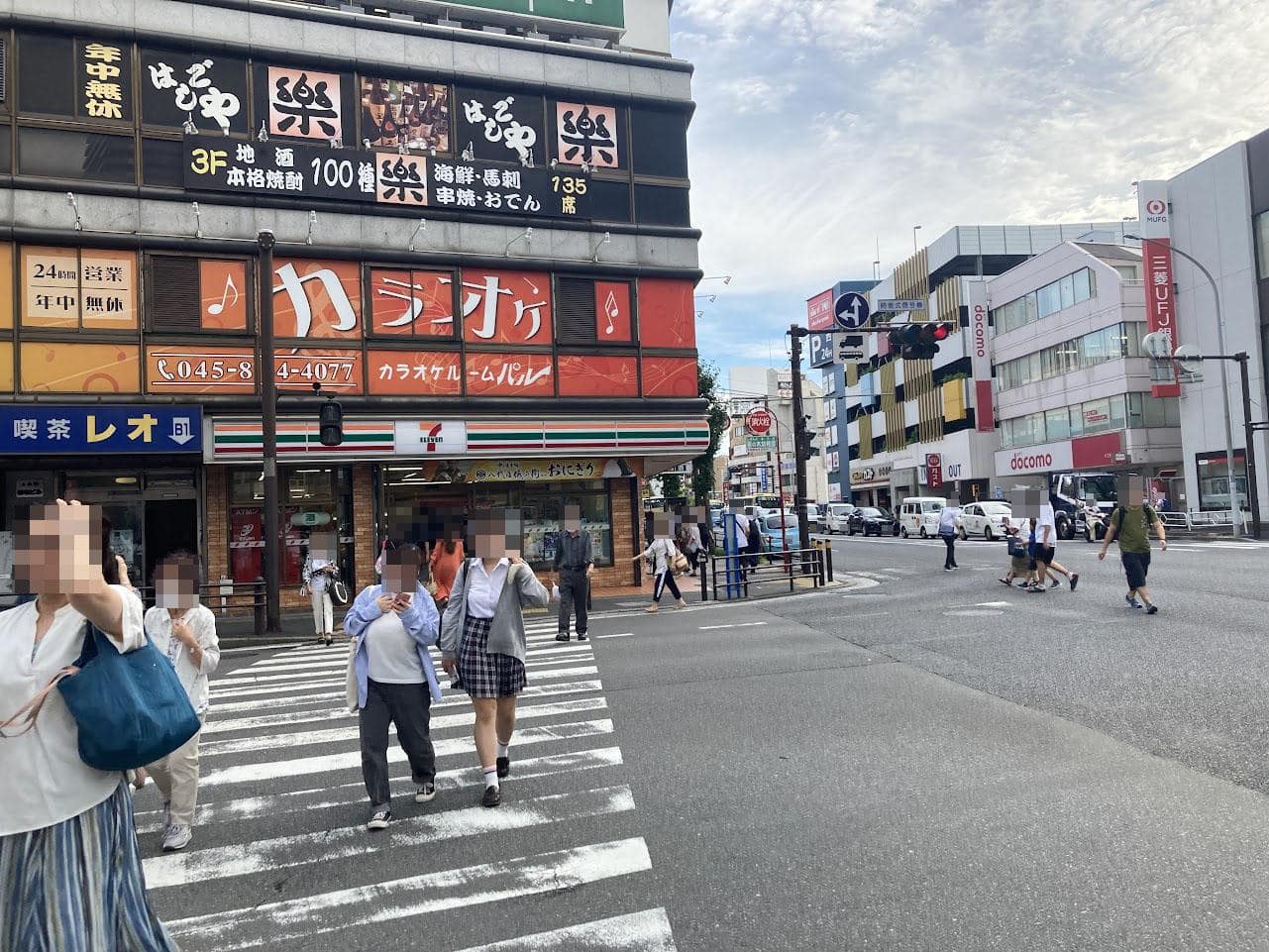 最初の交差点が見えてきたら、この交差点を、セブンイレブンの方にまっすぐ渡ります。