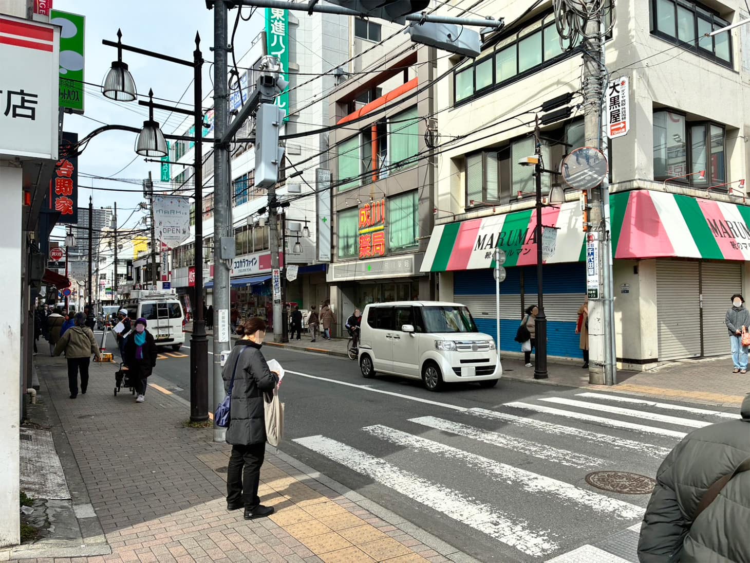 1階に『ココカラファイン』が入った建物が見えてきます。ここが『澁澤金町ビル』です。