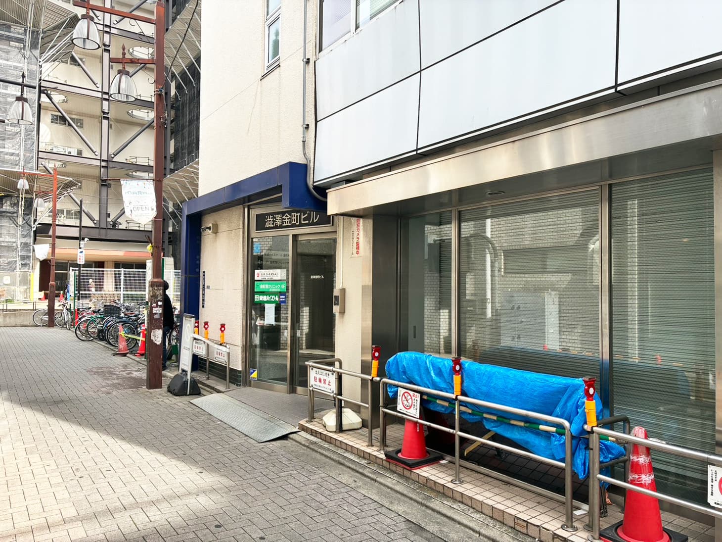 道沿いに進んで右折した先に入口があります。エレベーターで2階へ上がり受付の電話よりスタッフをお呼びください。