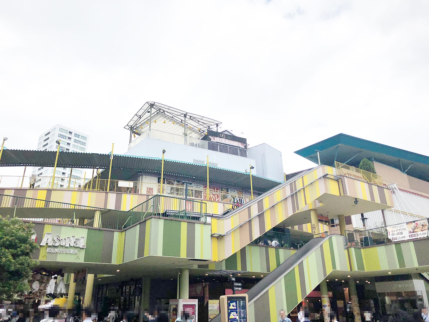 北口を出ると、アスナル金山が見えます。