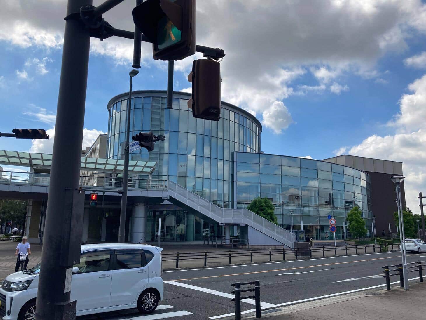 ロータリーを道なりに刈谷駅南口交差点まで進んでください。刈谷市総合文化センターが見えたら、右に曲がってください