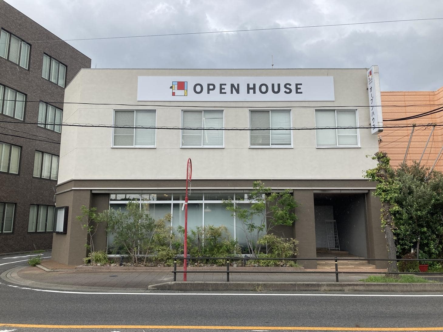 そのまま県道48号線を市役所方面に進んでいただければ右手に店舗がございます