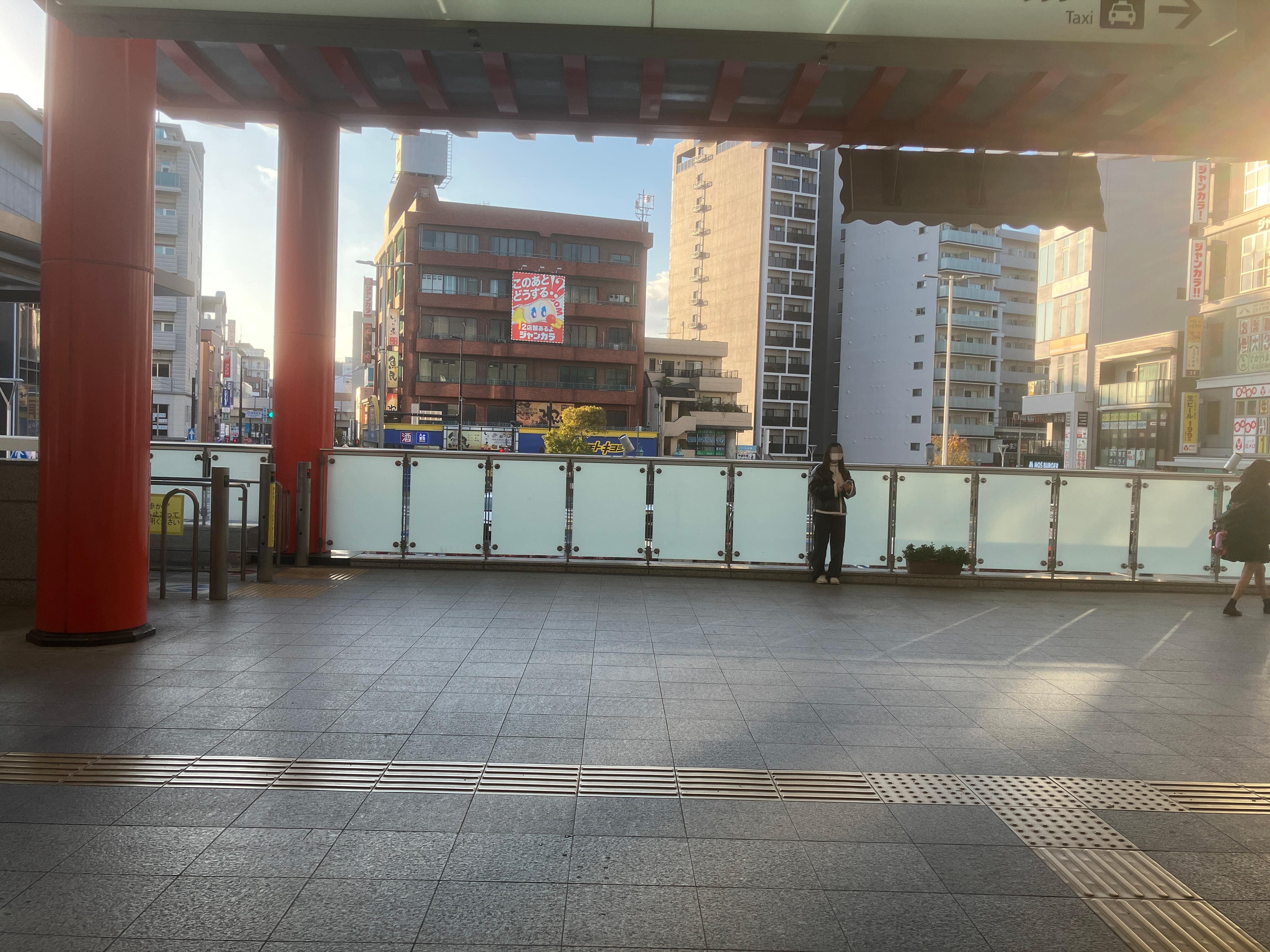 改札を出て正面に朱色の鳥居が見えますので、まっすぐに進んでください。