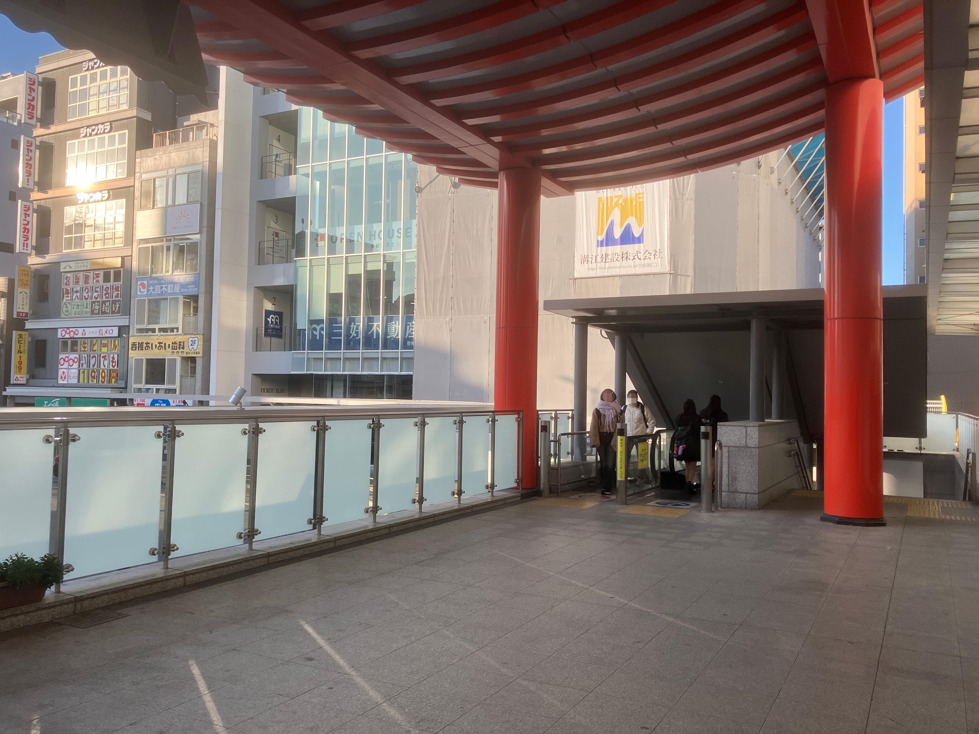 鳥居につきましたら右方向へ進み、下りエスカレーターに乗ってください。