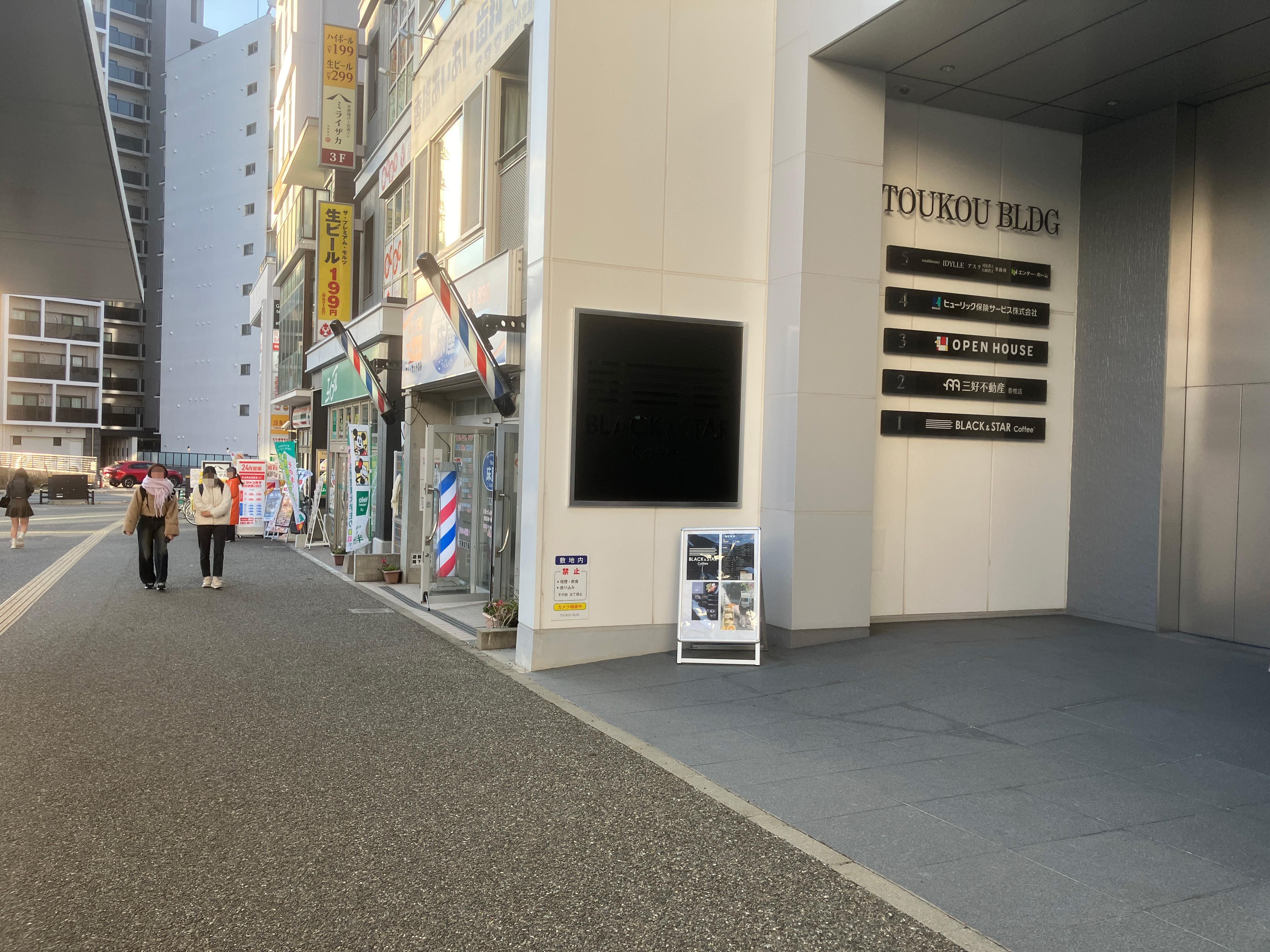 エスカレーターを降りて道なりに進むと右手側に店舗がございます。