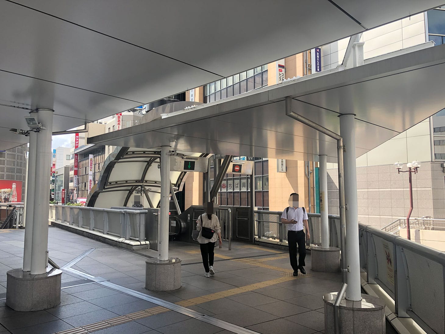 こちらのエスカレーターにお乗りいただき、地上へ降ります。