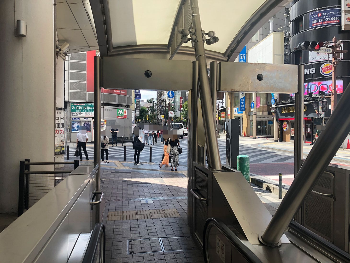 エスカレーターを降り、スクランブル式の交差点の右斜め向かいに渡ります。