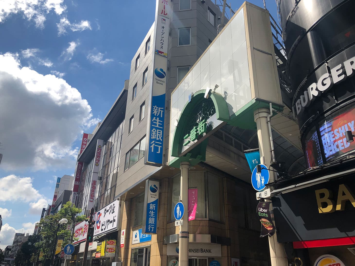 二番街に入り、すぐ左側の建物の5階が当社柏営業センターです。