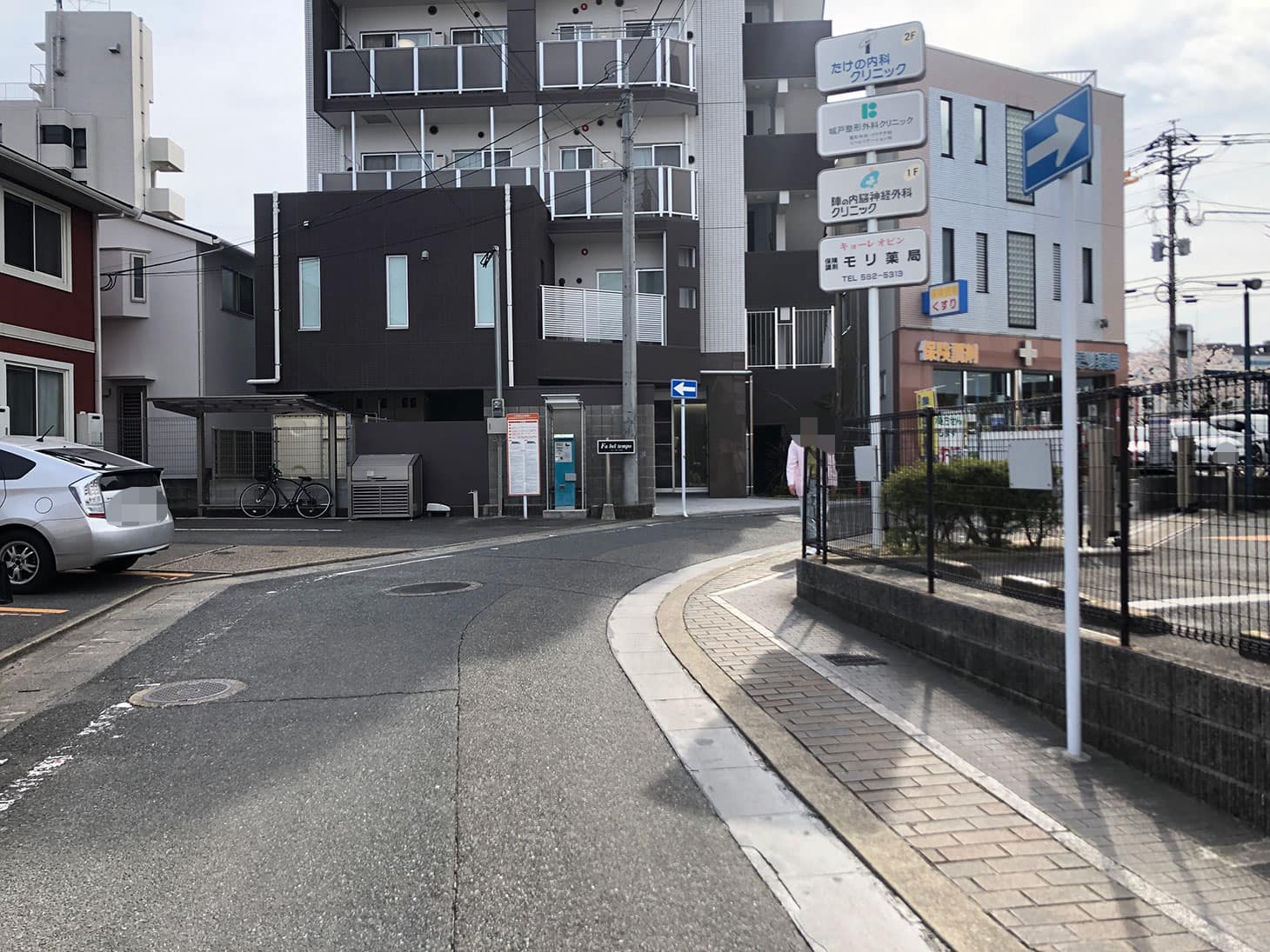 そのまま道なりに沿って進みます。