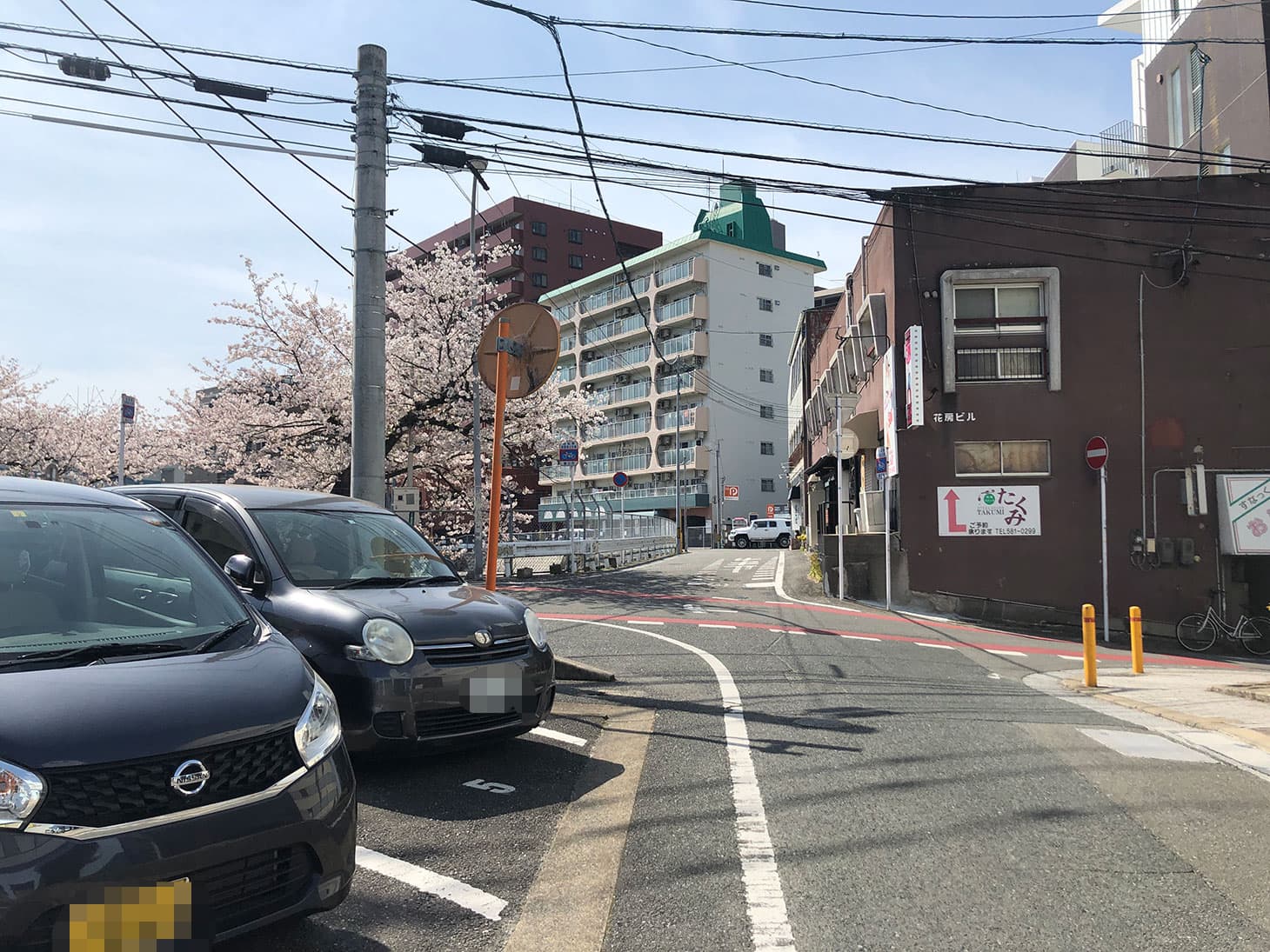 交差点をまっすぐ進み、左手の池に沿って直進します。