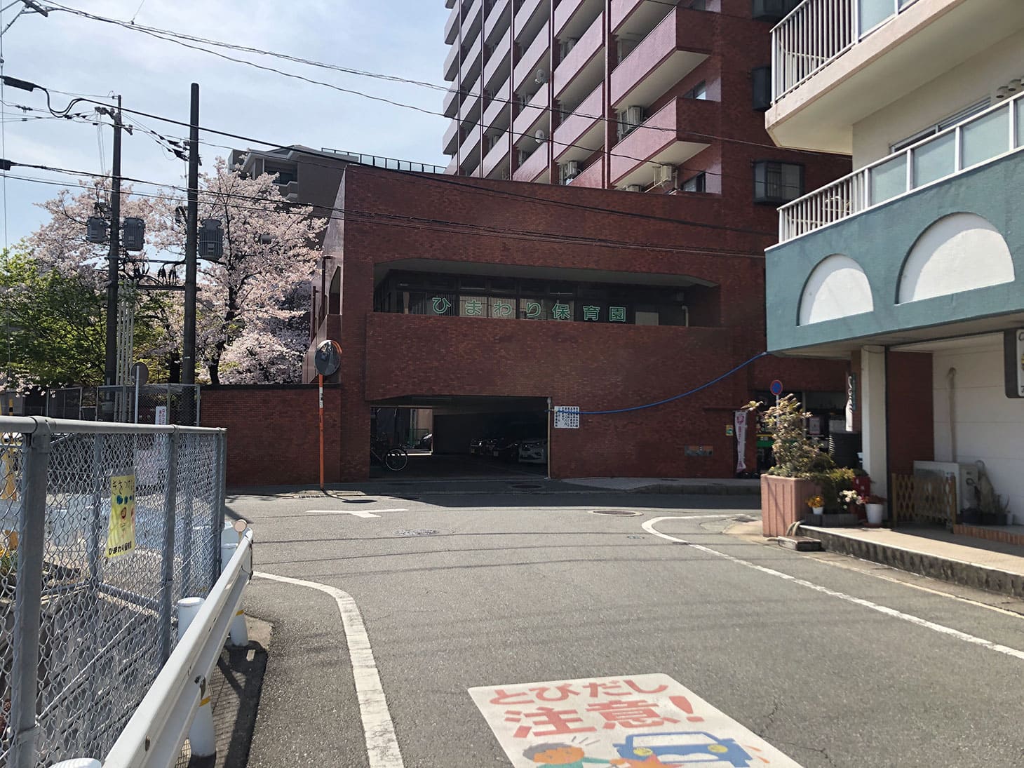 突き当たりを右折します。