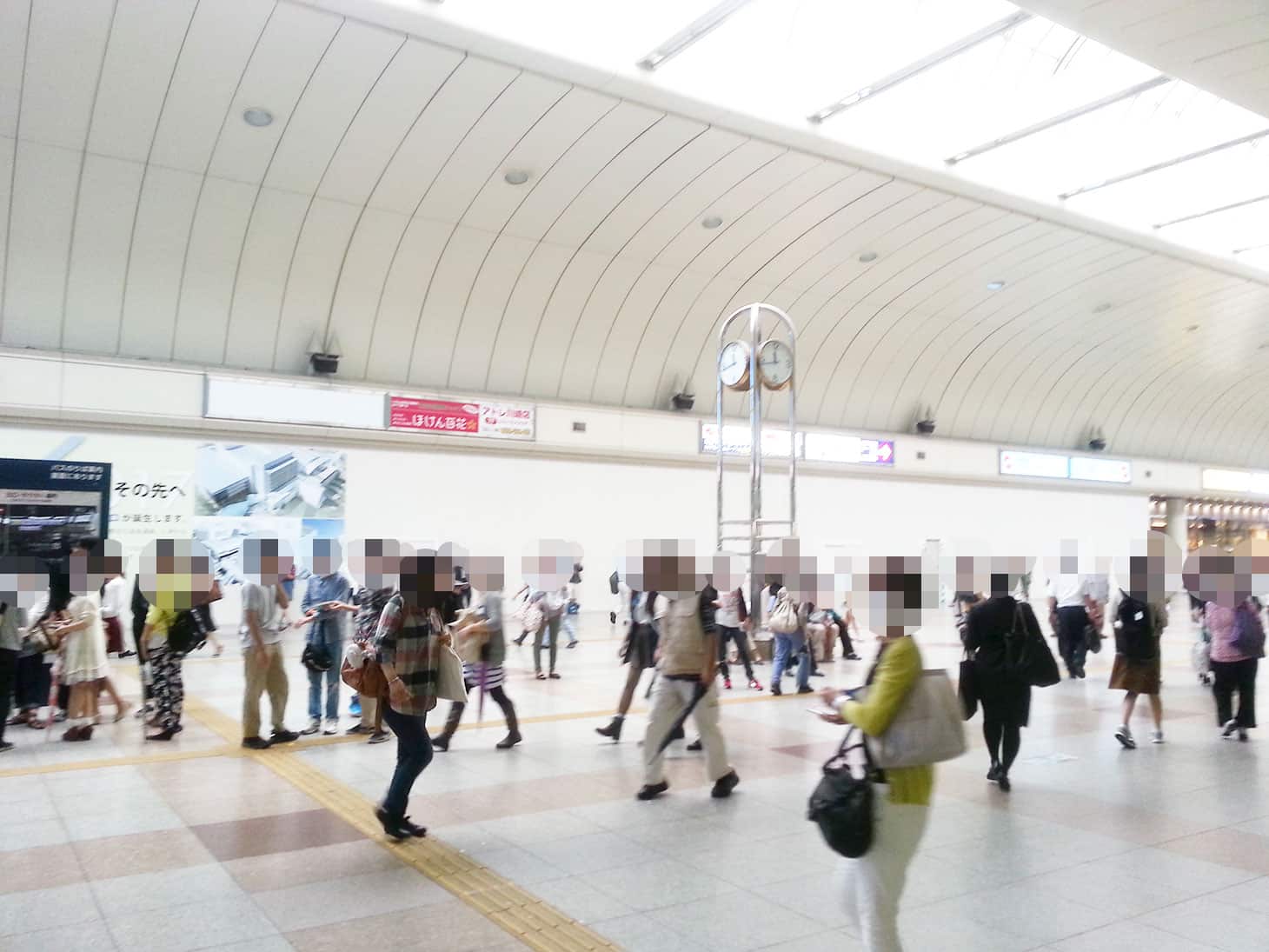 JR川崎駅の改札を出ると、正面には時計台が見えます。こちらを東口方面（右側）に曲がります。